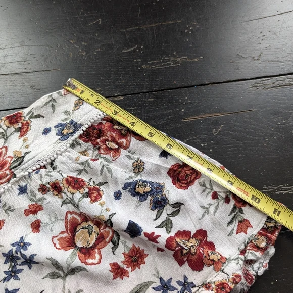 American Eagle White Floral Print Flowy Ruffle Micro Shorts Sz Small Boho Beachy - Picture 5 of 7